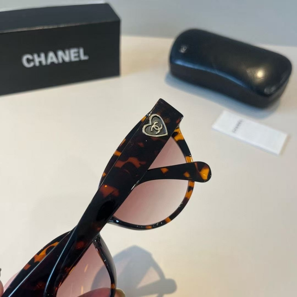 Chanel Butterfly tortoiseshell Sunglasses - Picture 7 of 9
